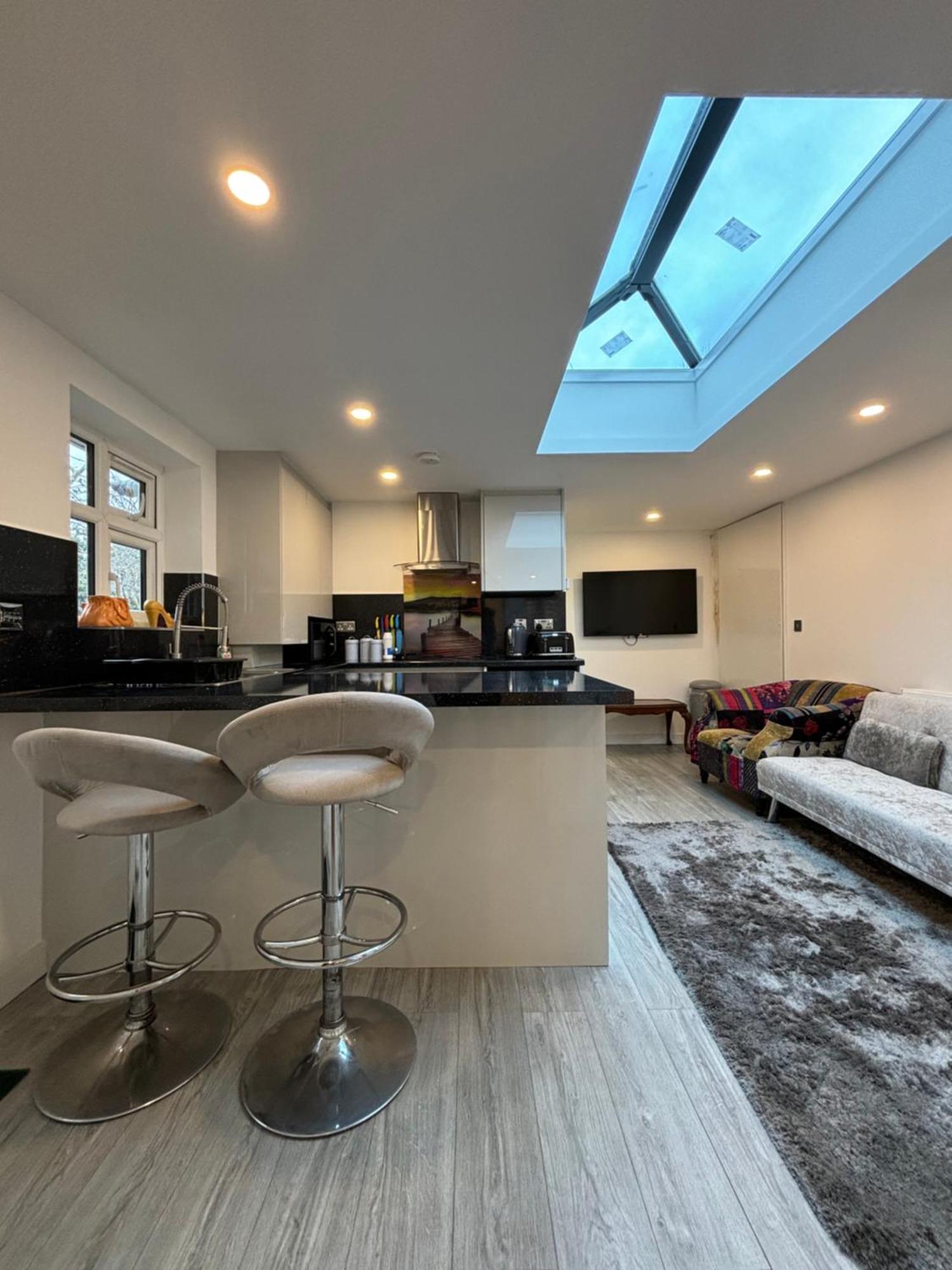 Newly Build 2Br Property With Free Parking ไฮวิคัมบ์ ภายนอก รูปภาพ