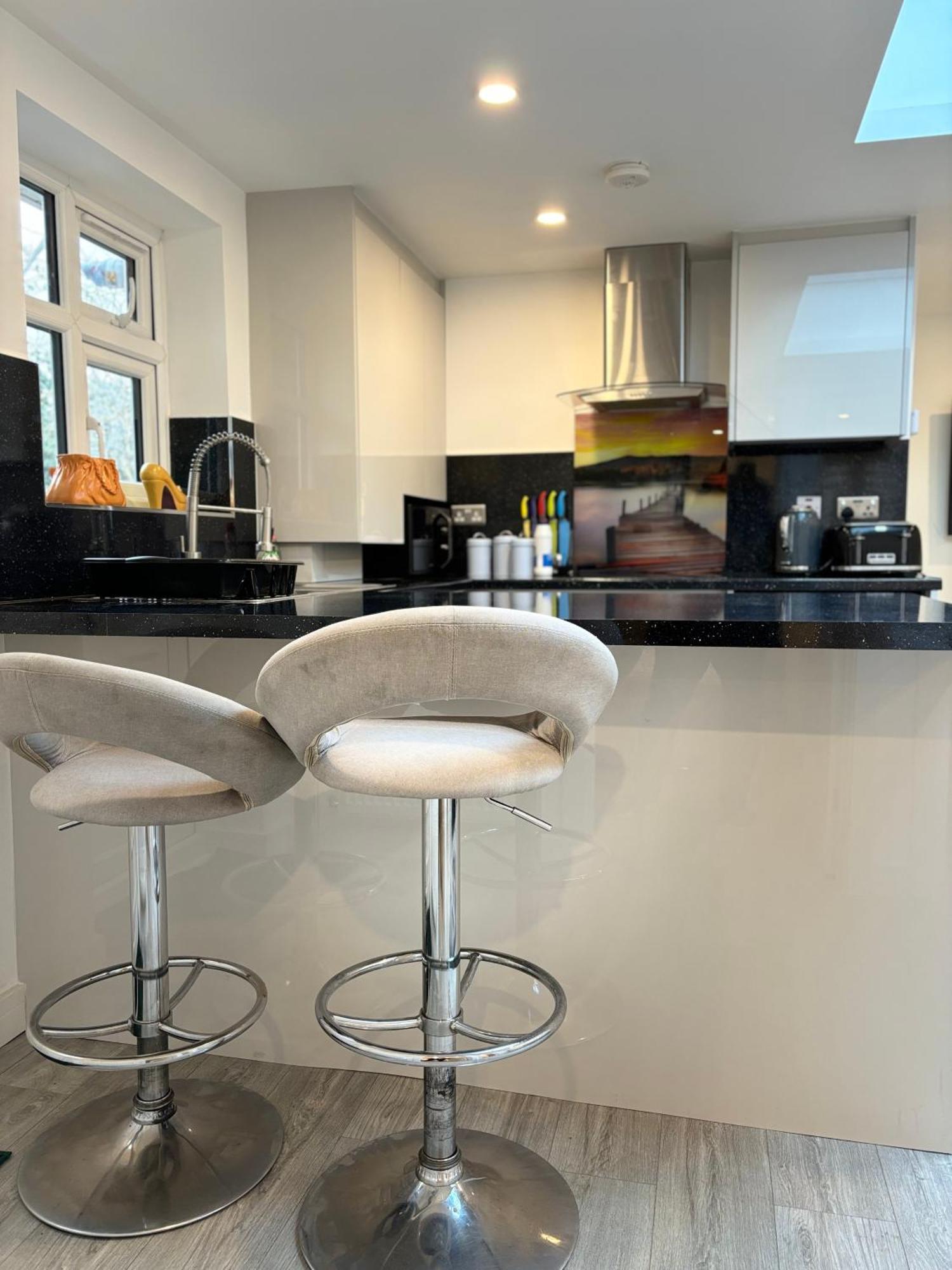 Newly Build 2Br Property With Free Parking ไฮวิคัมบ์ ภายนอก รูปภาพ