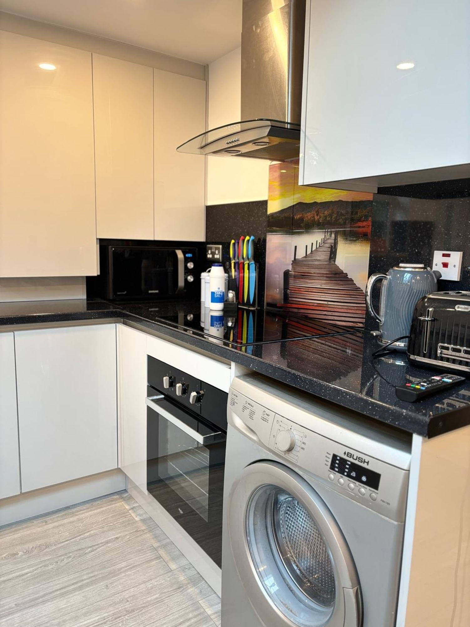Newly Build 2Br Property With Free Parking ไฮวิคัมบ์ ภายนอก รูปภาพ